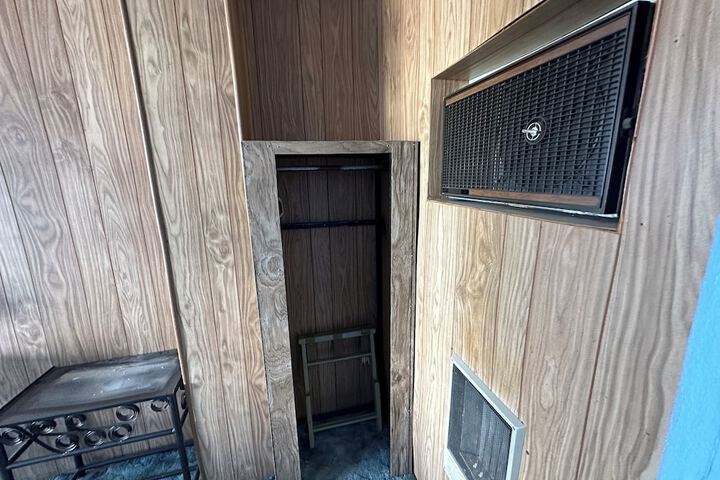 Room 6 of 28
