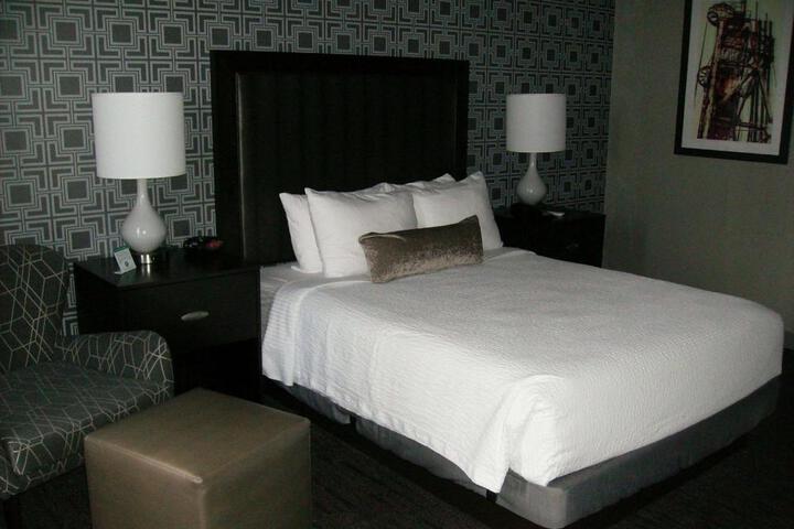 1 King Bed (12 of 14)