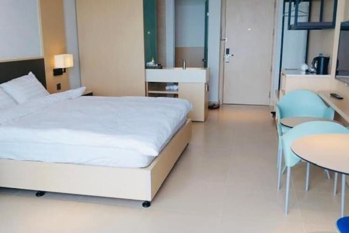 Room 6 of 93