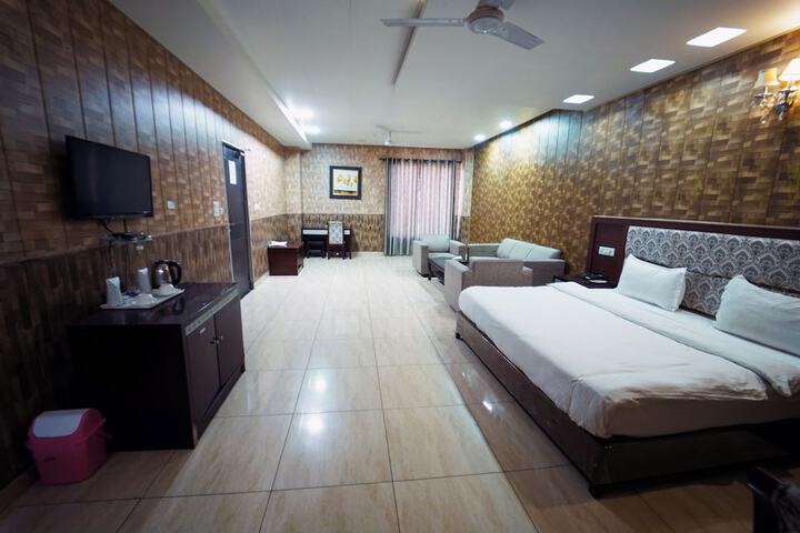 Room 7 of 18