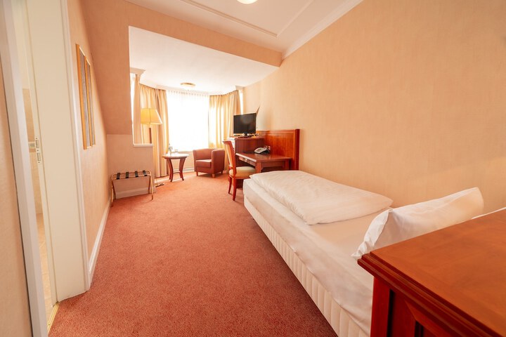 Room 10 of 84