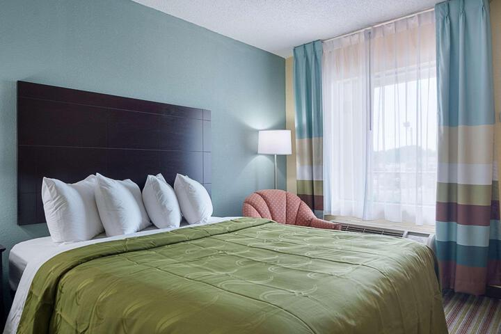 1 King Bed (2 of 10)