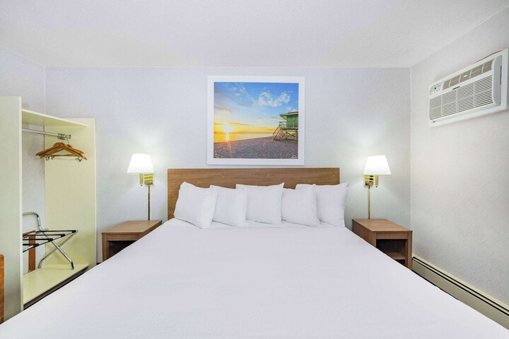 1 King Bed (9 of 11)