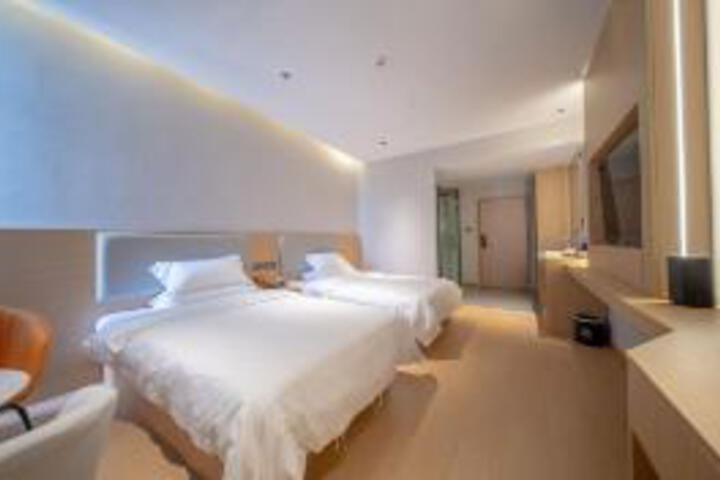 Room 8 of 10