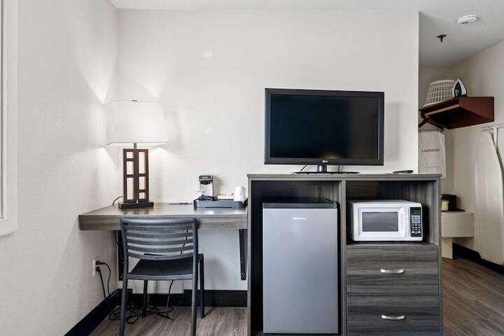 2 Double Beds Microwave and Refrigerator Flat Screen Television Work Desk High Speed Internet Accessible Continental Breakfast (7 of 32)