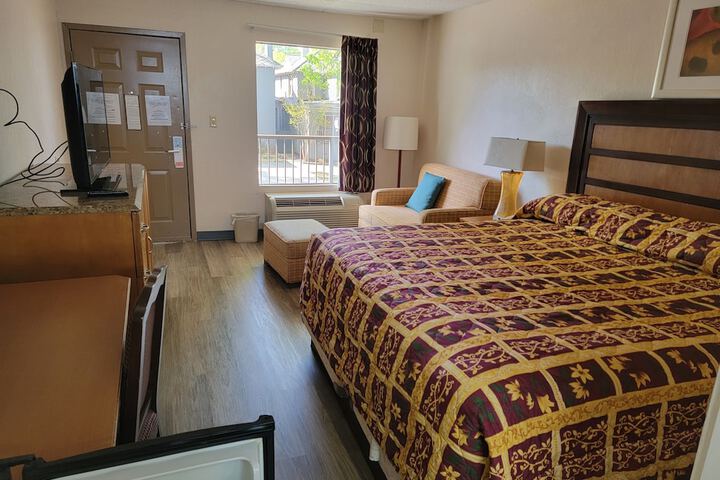 1 King Bed (8 of 8)