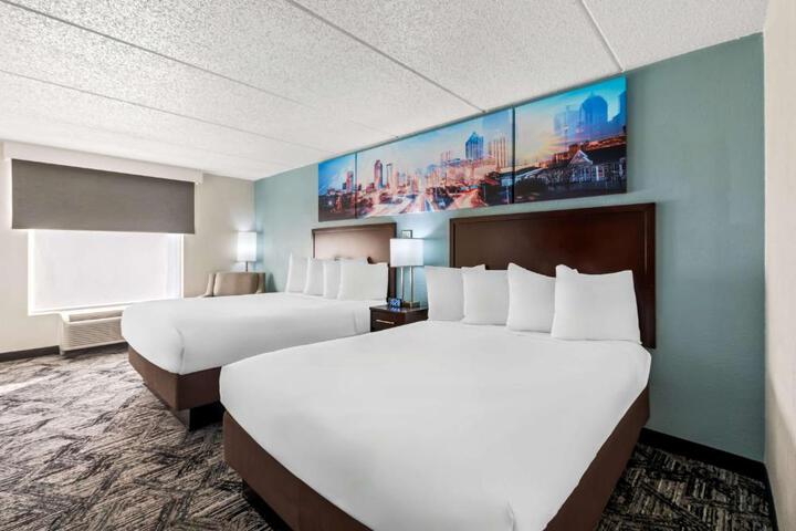 2 Queen Beds Work Desk Refrigerator Full Breakfast (3 of 9)