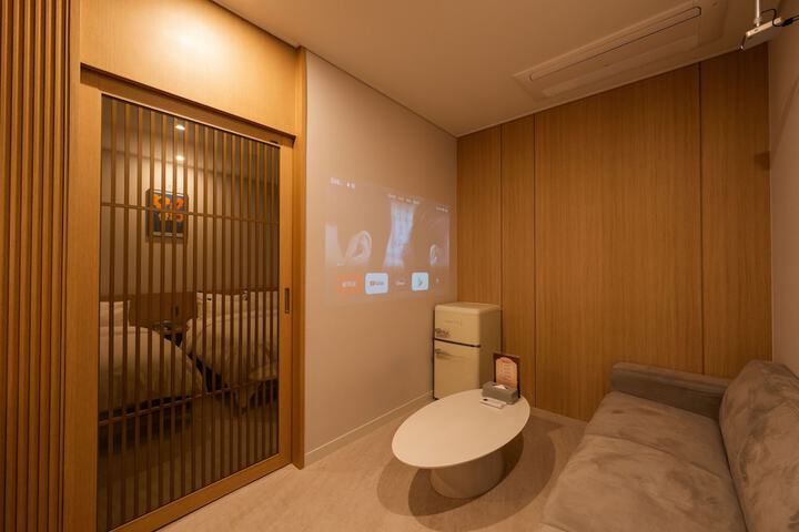 Room 33 of 80