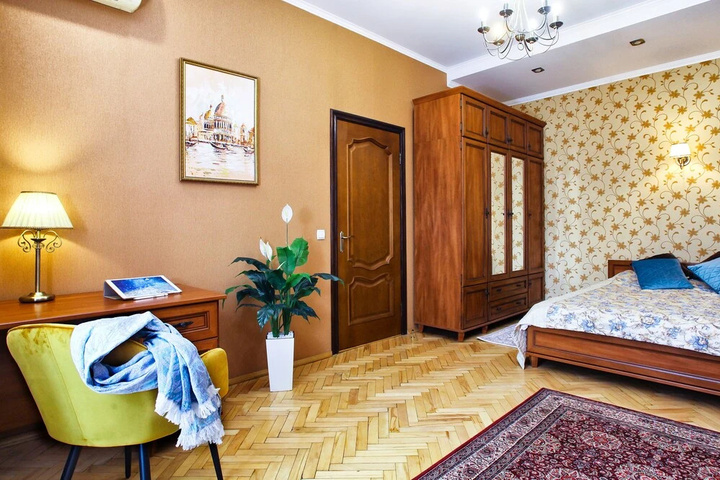 Room 5 of 10