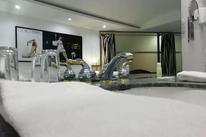 Room 42 of 60
