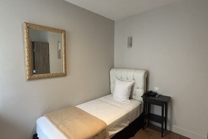 Room 17 of 37