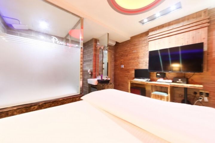 Room 4 of 15