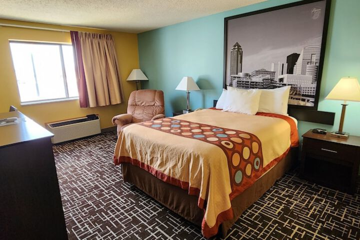 1 Queen Bed (14 of 19)