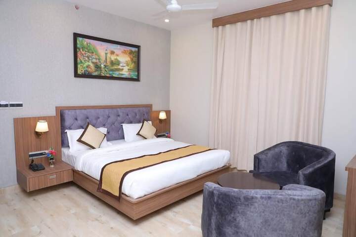 Room 5 of 16