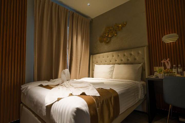 Room 11 of 28