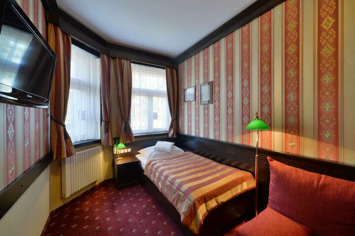 Room 16 of 145