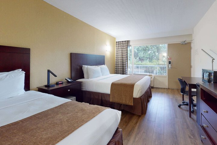 2 Queen Beds (10 of 49)