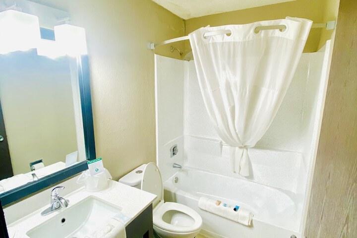 1 Queen Bed (4 of 8)