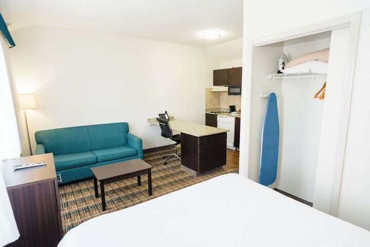 1 Queen Bed Suite (22 of 36)