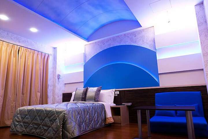 Room 10 of 33