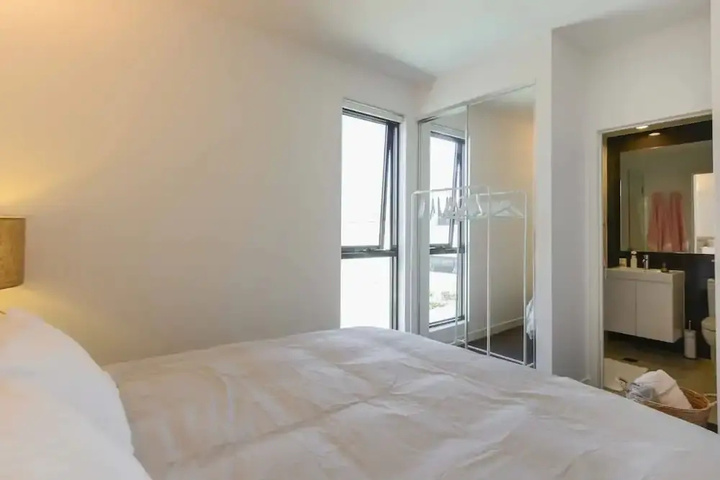 Room 2 of 10