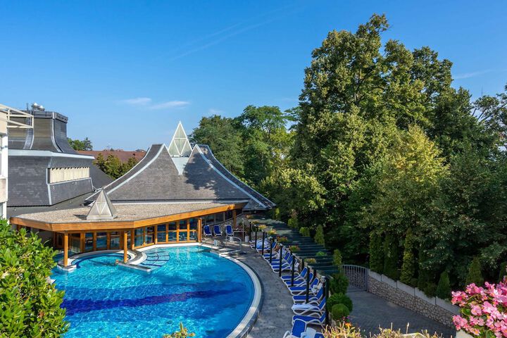 Hotel with Pool