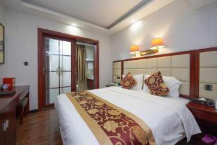 Room 8 of 10