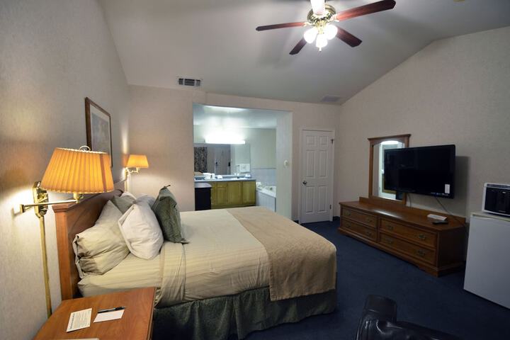1 King Bed (10 of 14)