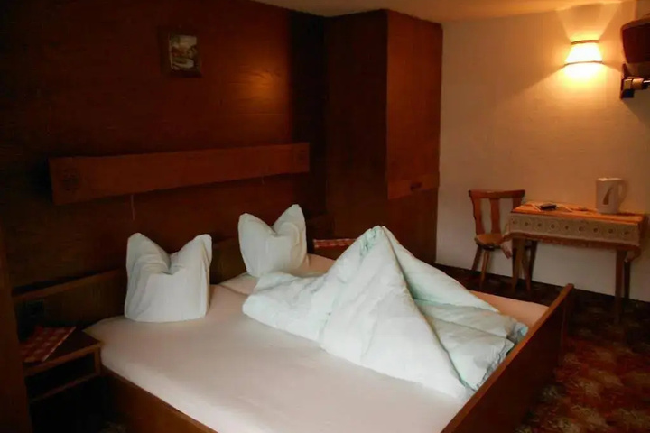 Room 4 of 18