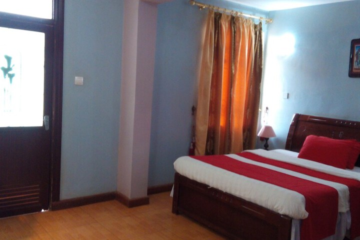Room 10 of 16