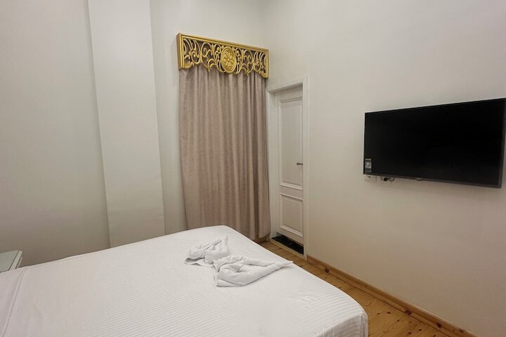 Room 4 of 82