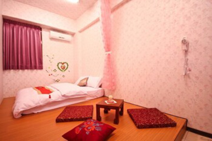 Room 10 of 16