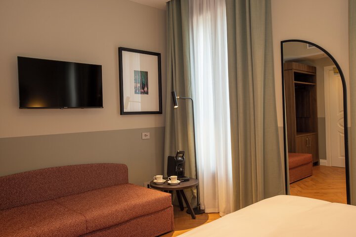 Room 27 of 109