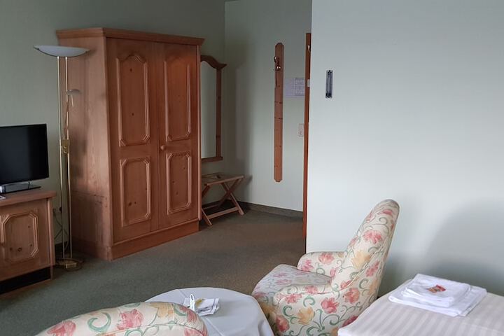 Room 32 of 54