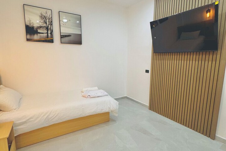 Room 102 of 339