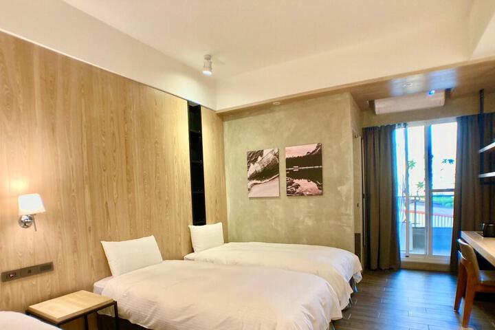 Room 10 of 12