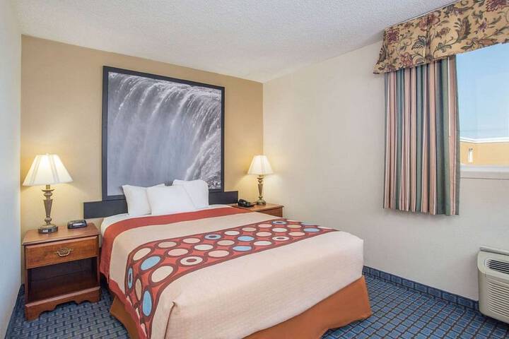 1 Queen Bed (5 of 7)