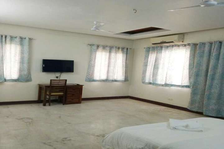 Room 8 of 11
