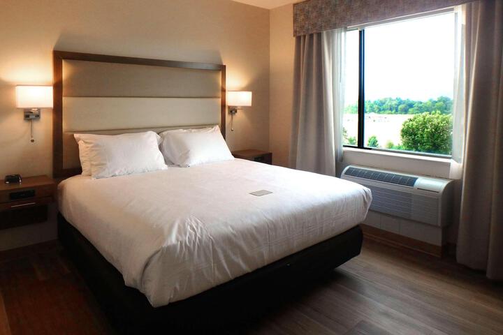 1 King Bed (2 of 13)