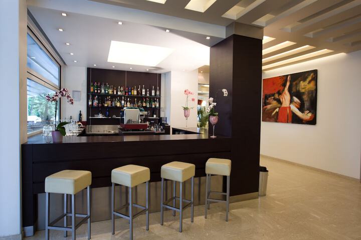 Lounge 44 of 54