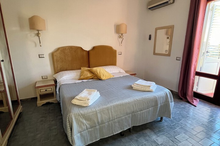 Room 10 of 27
