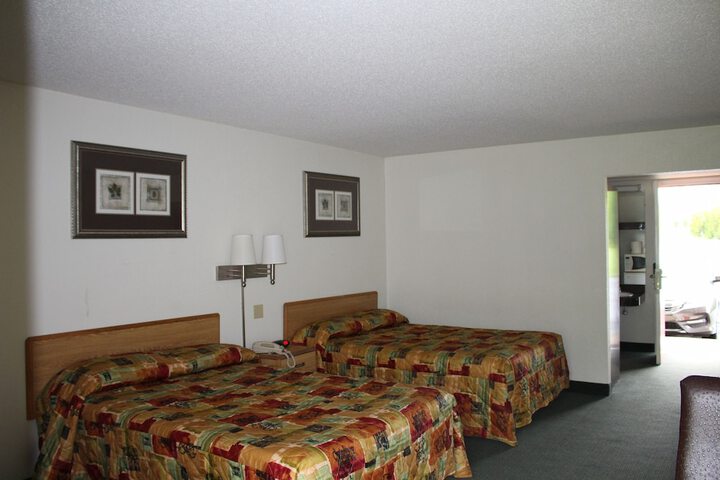 2 Double Beds (8 of 10)