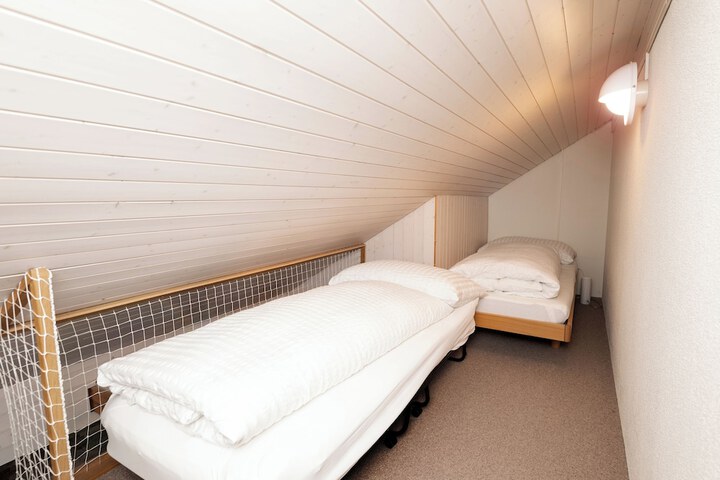 Room 9 of 42