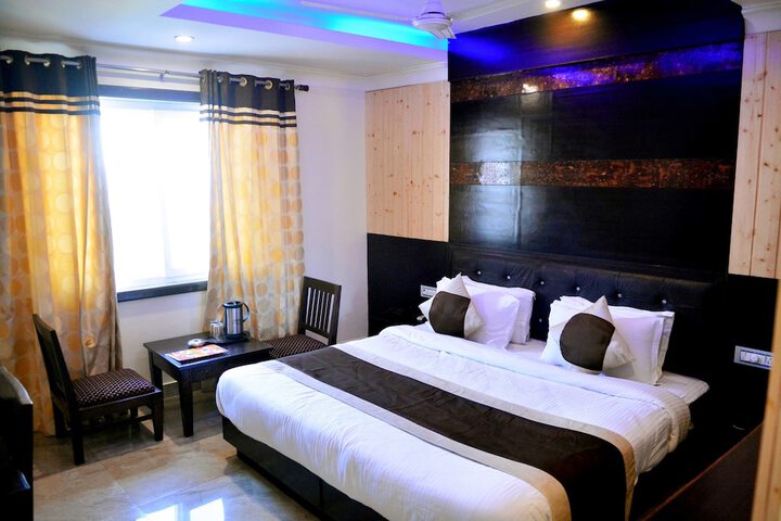 Room 6 of 16