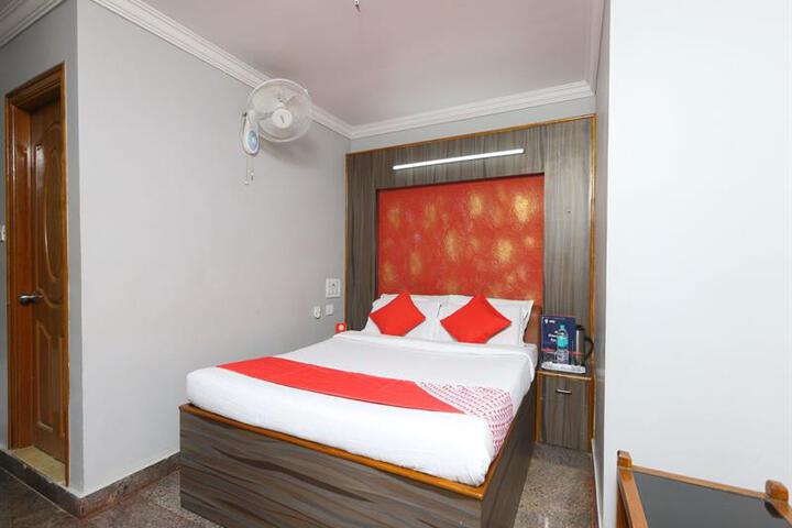 OYO 8828 HOLIDAYS DOLLARS GRAND
