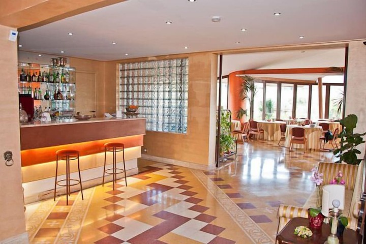 Lounge 16 of 28