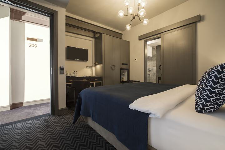 Room 17 of 62