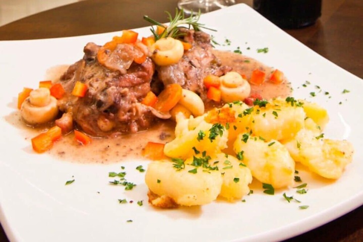 Lounge 22 of 30