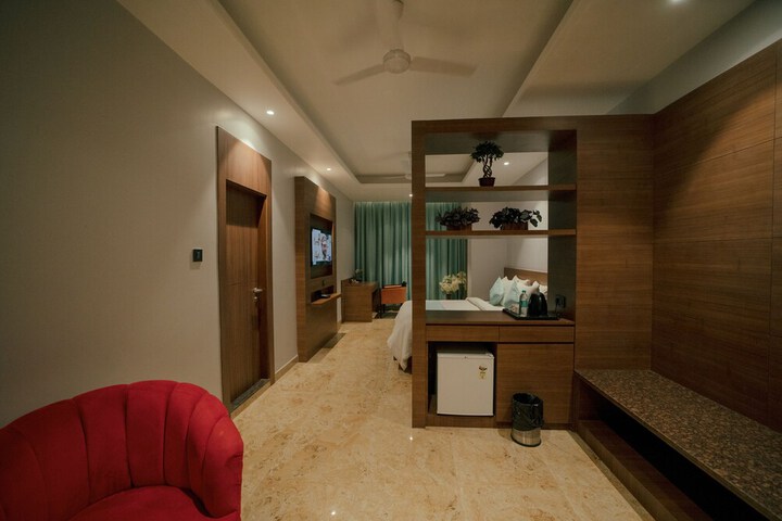 Room 7 of 12