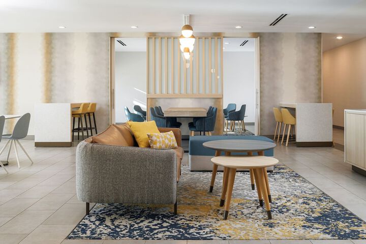 Lobby lounge
